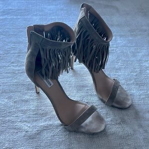 Steve Madden tan / taupe / gray suede fringe heels - size 11